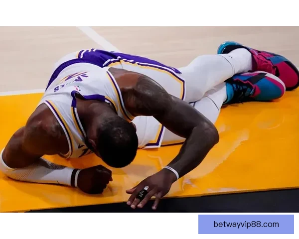 湖人再遇困境 里夫斯因肋骨侧腹伤情接受影像检查出战成疑